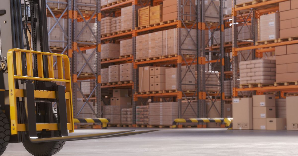 Almacén con estanterías industriales llenas de cajas almacenadas