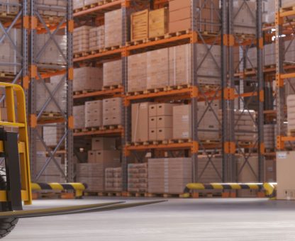 Almacén con estanterías industriales llenas de cajas almacenadas