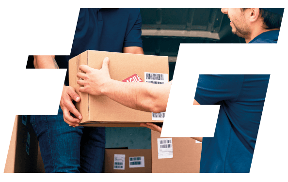 Dos trabajadores de empresa de transporte apliando cajas