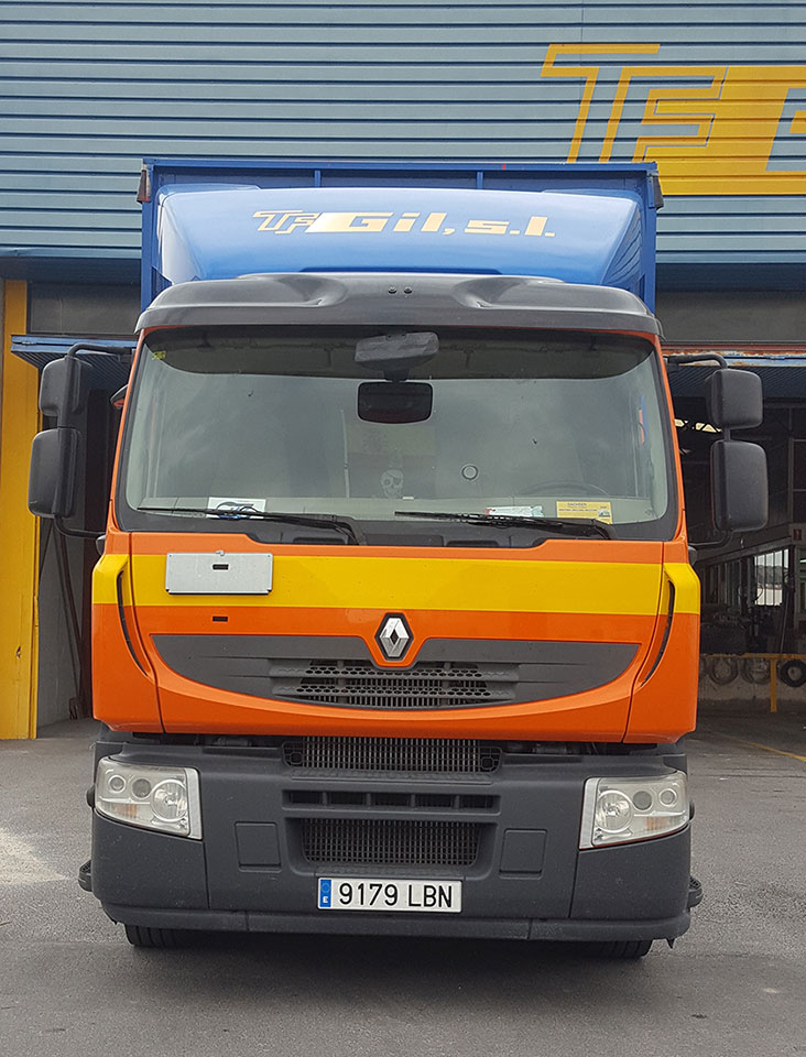 Vista frontal de un camión de transporte