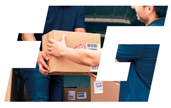 Dos trabajadores de empresa de transporte apliando cajas